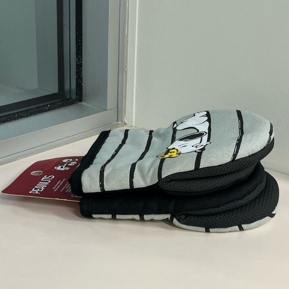 Peanuts 2 Pack Mini Mitts - Picture 4 of 8